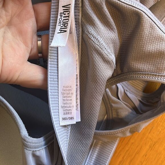 LIKE NEW VICTORIA SPORT SHIRRED RACERBACK 38D PADDED BRA - Picture 7 of 8